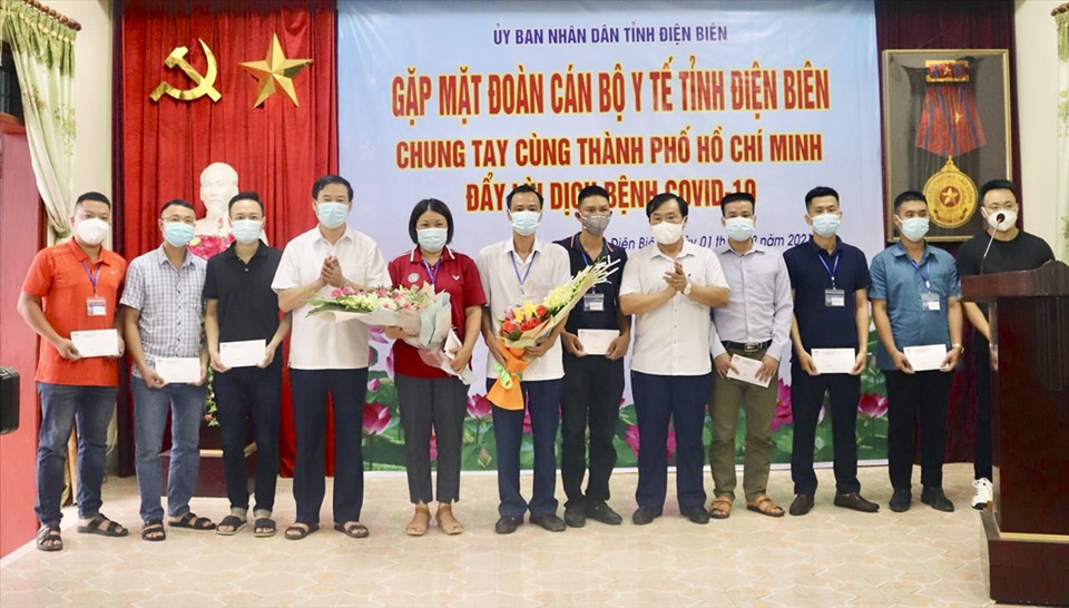 Ông Vừa A Bằng - Phó Chủ tịch UBND tỉnh Điện Biên tặng hoa chúc mừng đoàn công tác.