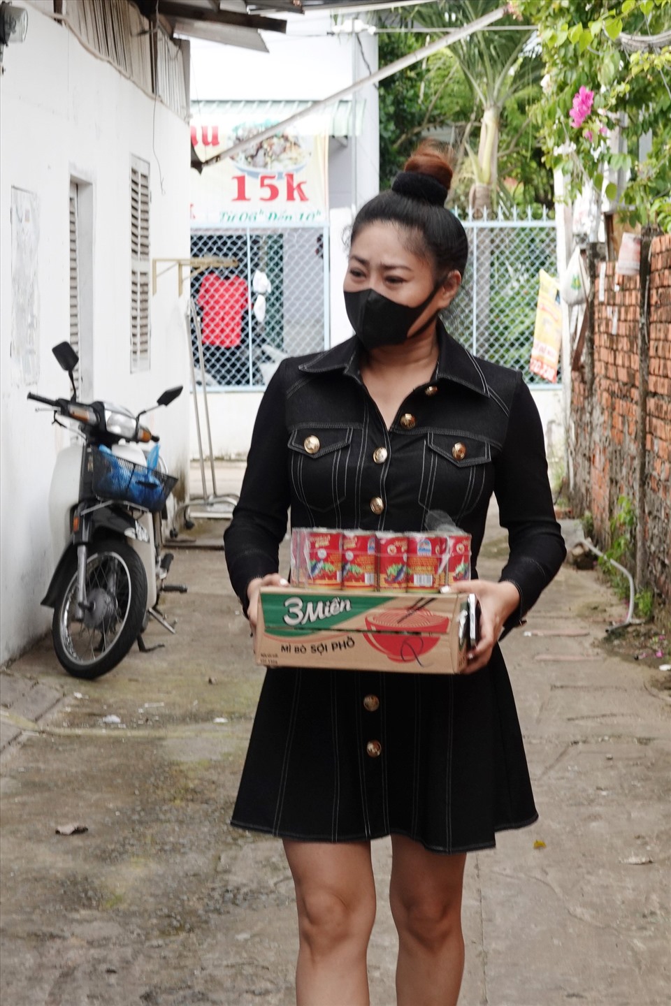Bà Đặng Tuyết Hương (45 tuổi), chủ nhà trọ Hương 888 (quận Ninh Kiều, TP Cần Thơ) đã miễn phí hoàn toàn tiền trọ, điện, nước hàng tháng.