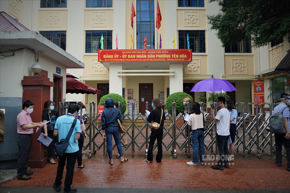 Theo ghi nhận sáng 10.8, người dân Hà Nội tiếp tục xếp hàng tại UBND phường để hoàn tất thủ tục theo quy định của UBND thành phố.
