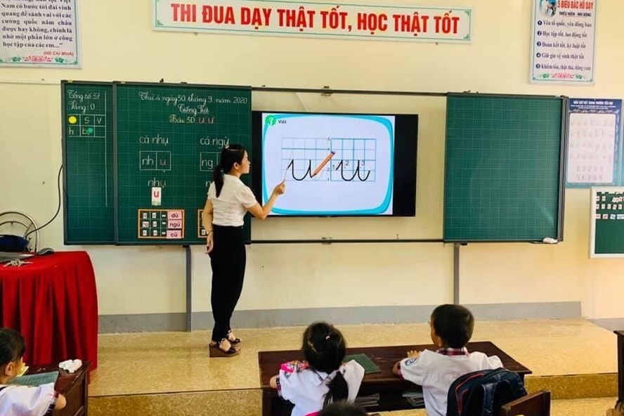 Giáo viên lớp 1 tỉnh Hà Tĩnh ứng dụng CNTT trong dạy học. Ảnh: PDN