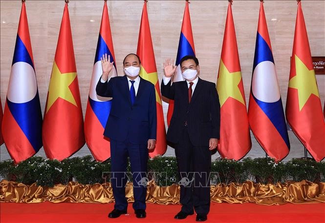 Chủ tịch nước Nguyễn Xuân Phúc hội kiến Chủ tịch Quốc hội Lào Saysomphone Phomvihane. Ảnh: TTXVN