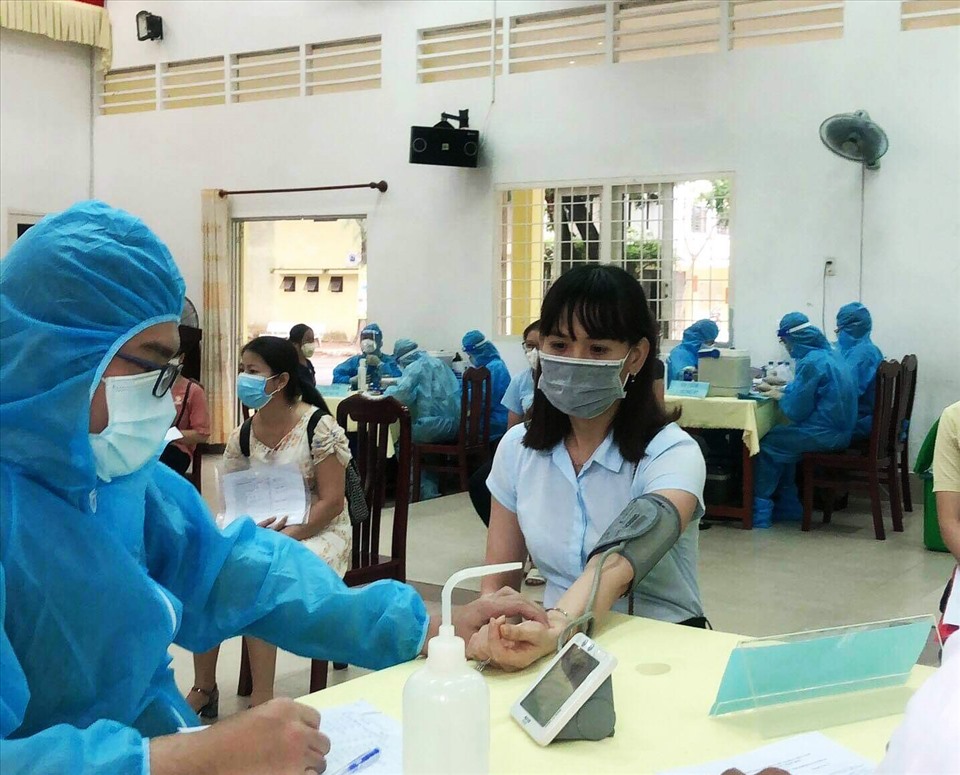 Tiêm vaccine phòng dịch COVID-19 trên địa bàn thành phố Trà Vinh. Ảnh: TR.L.