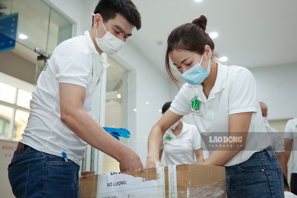 Điều dưỡng Lê Thị Huyền cùng các đồng nghiệp đóng gói nhu yếu phẩm phòng dịch trước ngày lên đường.