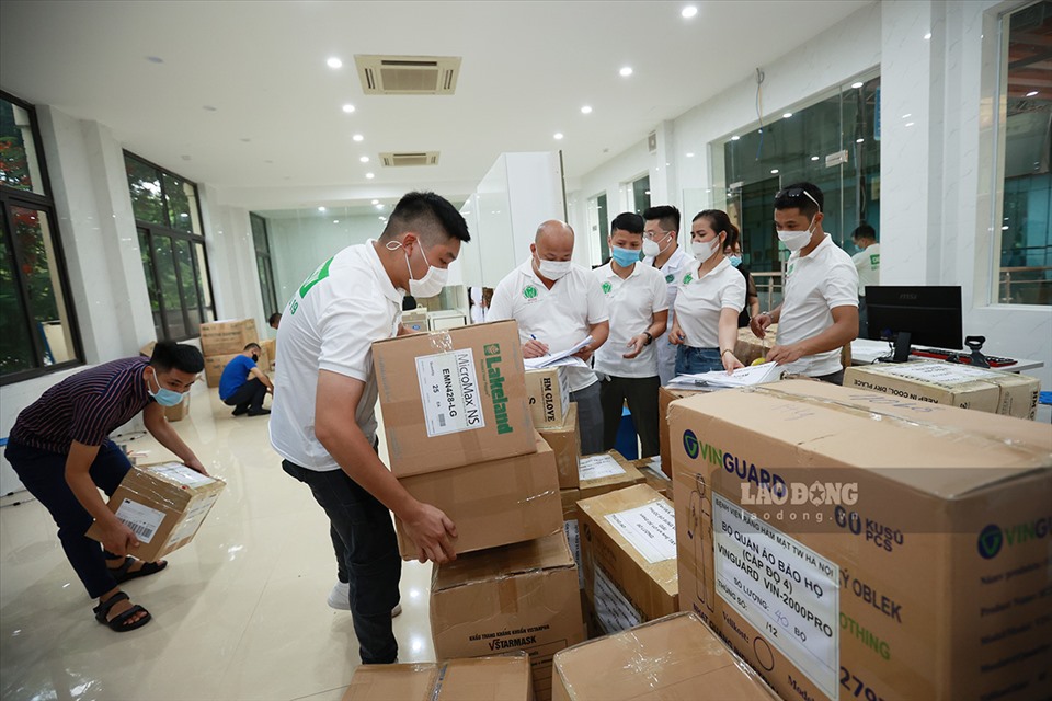 Hàng chục thùng thiết bị bảo hộ y tế phòng dịch được đóng gói chuyển vào miền Nam cho đoàn công tác của Bệnh viện Răng Hàm Mặt.