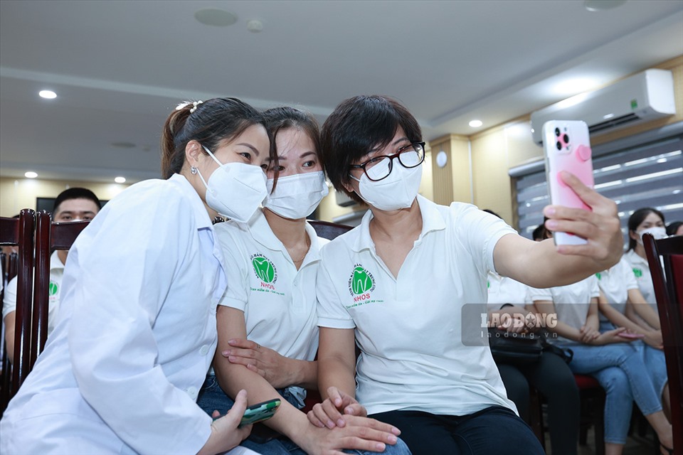 “Được sự ủng hộ của chồng và gia đình đã giúp tôi có thêm động lực” chị Huyền nói. Điều dưỡng Huyền cùng hai đồng nghiệp seofie trước khi vào miền Nam chống dịch.