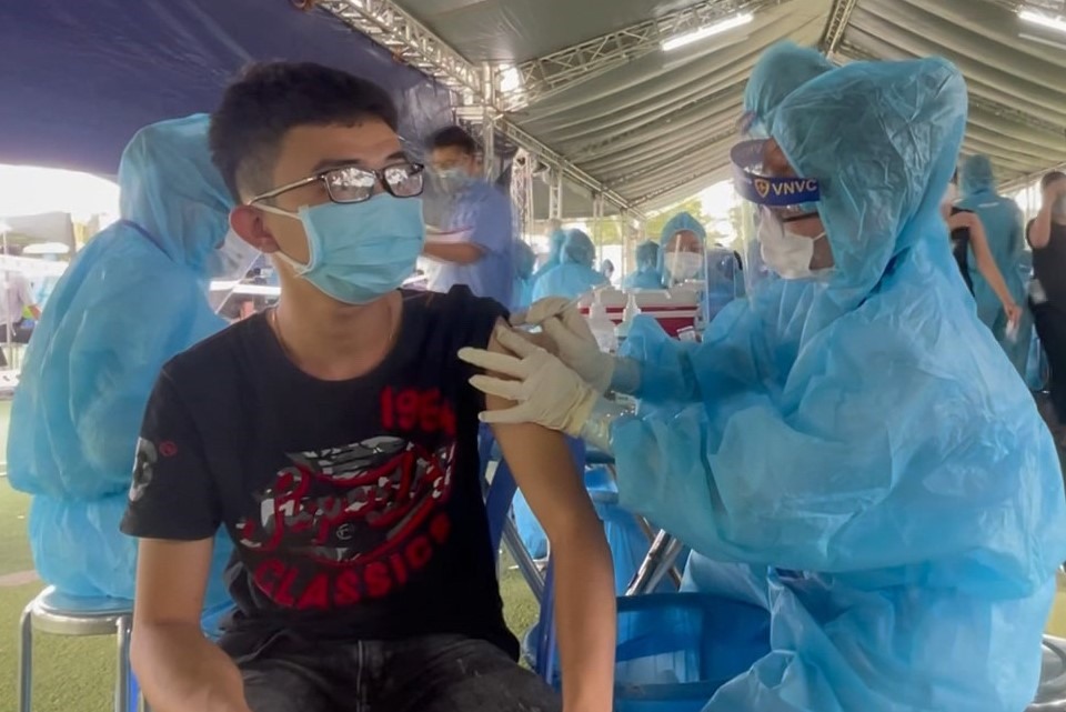 Ông Huỳnh Kinh Quốc - đại diện Công ty TNHH Hoya Lens Việt Nam (VSIP II), cho biết các công nhân của công ty vừa mới được tiêm vắc-xin ngừa COVID-19. Ông Huỳnh Kinh Quốc đánh giá cao công tác tổ chức tiêm phòng rất bài bản, nhanh chóng tại VSIP.