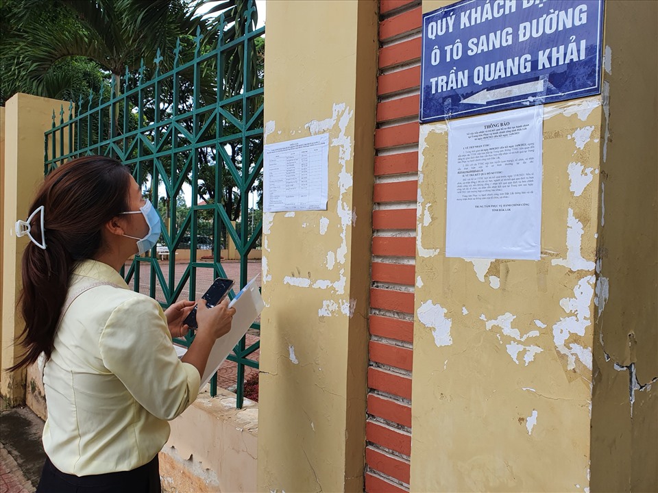 Người dân đến Trung tâm hành chính công tỉnh Đắk Lắk nạp hồ sơ xin giải quyết thủ tục hành chính trong mùa dịch. Ảnh: B.T
