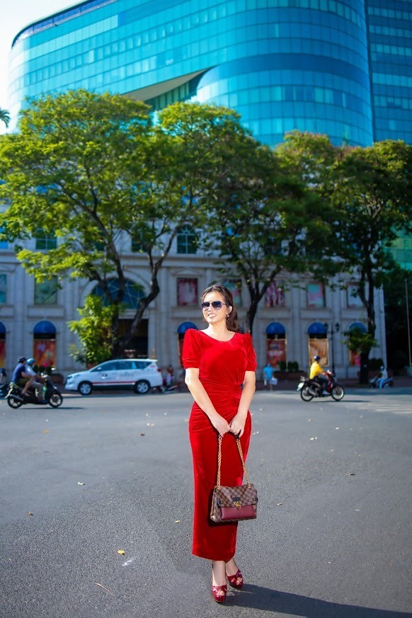 Hoa hậu Kim Hồng trong đợt về thăm quê nhà. Ảnh: NSCC.