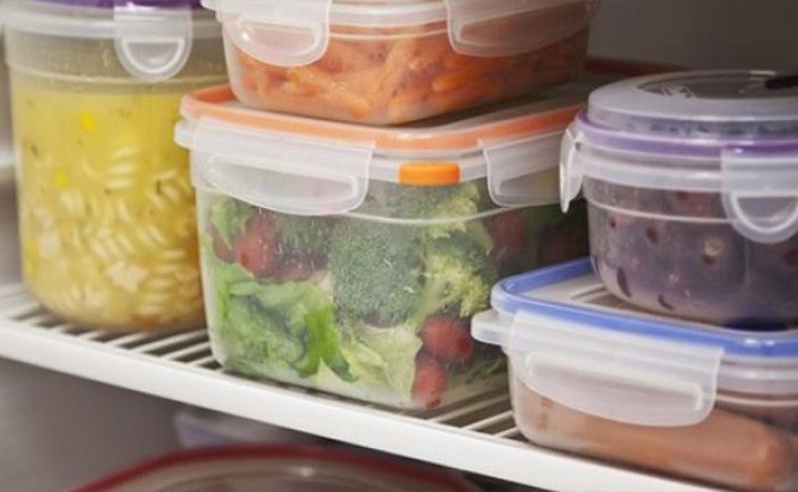 Bảo quản thực phẩm bằng hộp nhựa sẽ gây hại đến sức khoẻ. Ảnh: LĐO