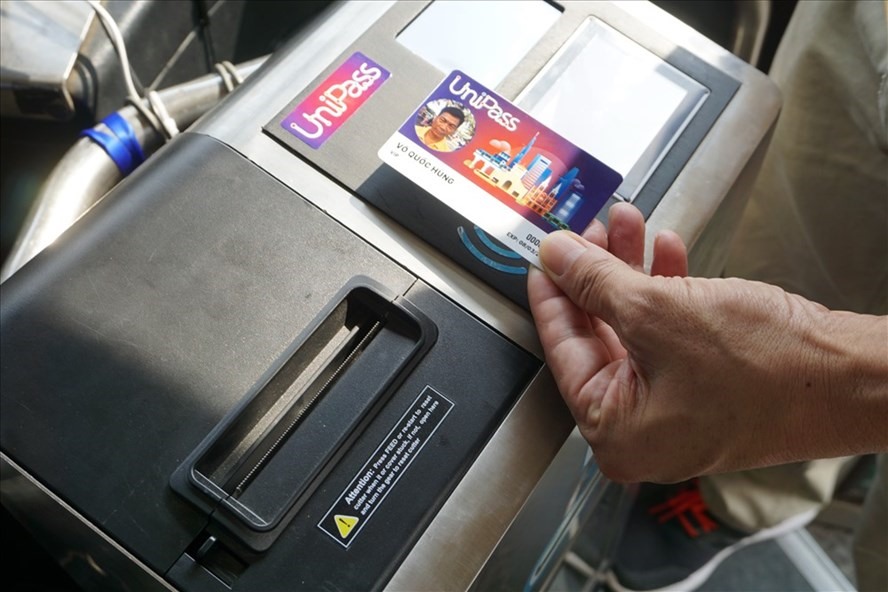 Hành khách sử dụng thẻ điện tử UniPass để thanh toán khi đi xe buýt.  Ảnh: Minh Quân