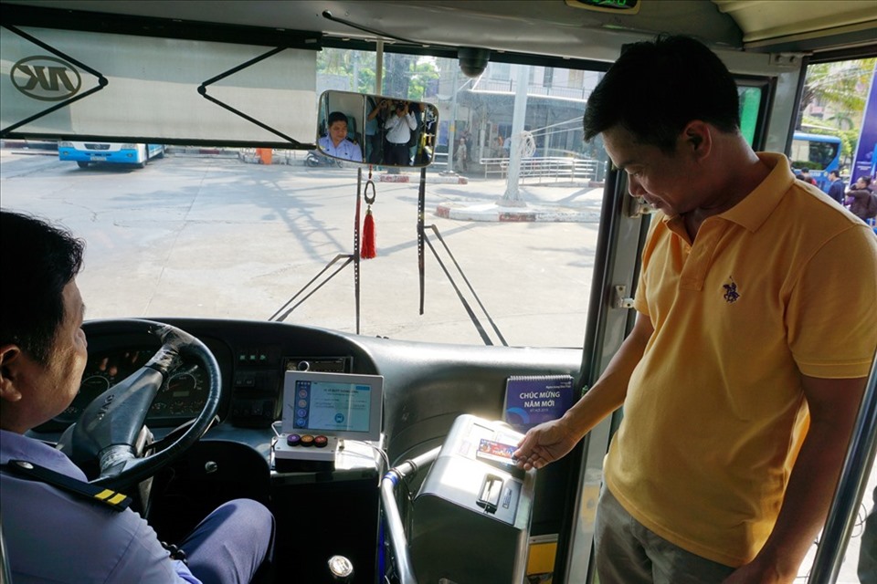 Hành khách dùng thẻ xe buýt thông minh để thanh toán tự động trên tuyến xe.  Ảnh: Minh Quân