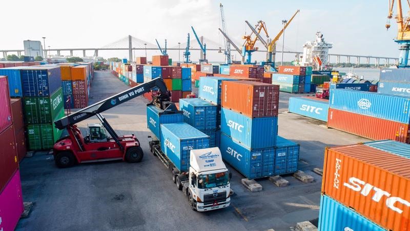 Giá thuê container tăng cao làm giảm khả năng cạnh tranh của hàng hóa, nông sản Việt Nam. Ảnh: MOIT