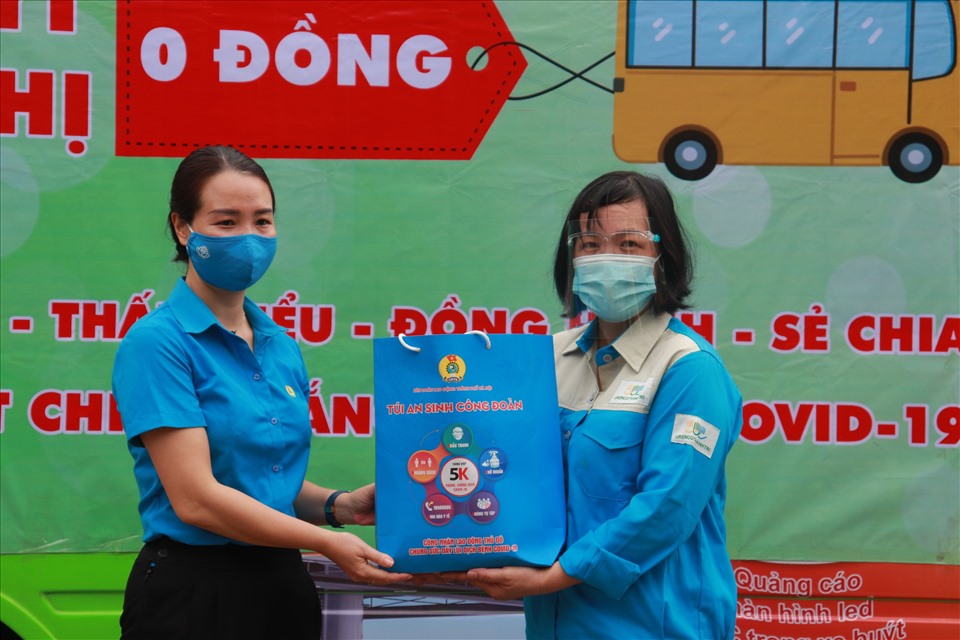 Chủ tịch Công đoàn ngành Xây dựng Hà Nội Nguyễn Thị Thanh (bên trái) trao túi An sinh Công đoàn hỗ trợ công nhân lao động đang gặp khó khăn của ngành. Ảnh: CĐN