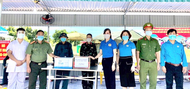 LĐLĐ huyện Phù Ninh thăm, tặng quà cán bộ, chiến sĩ thực hiện nhiệm vụ tại chốt kiểm soát dịch bệnh COVID-19 nút giao IC8 cao tốc Nội Bài- Lào Cai. Ảnh: Mai Hoa