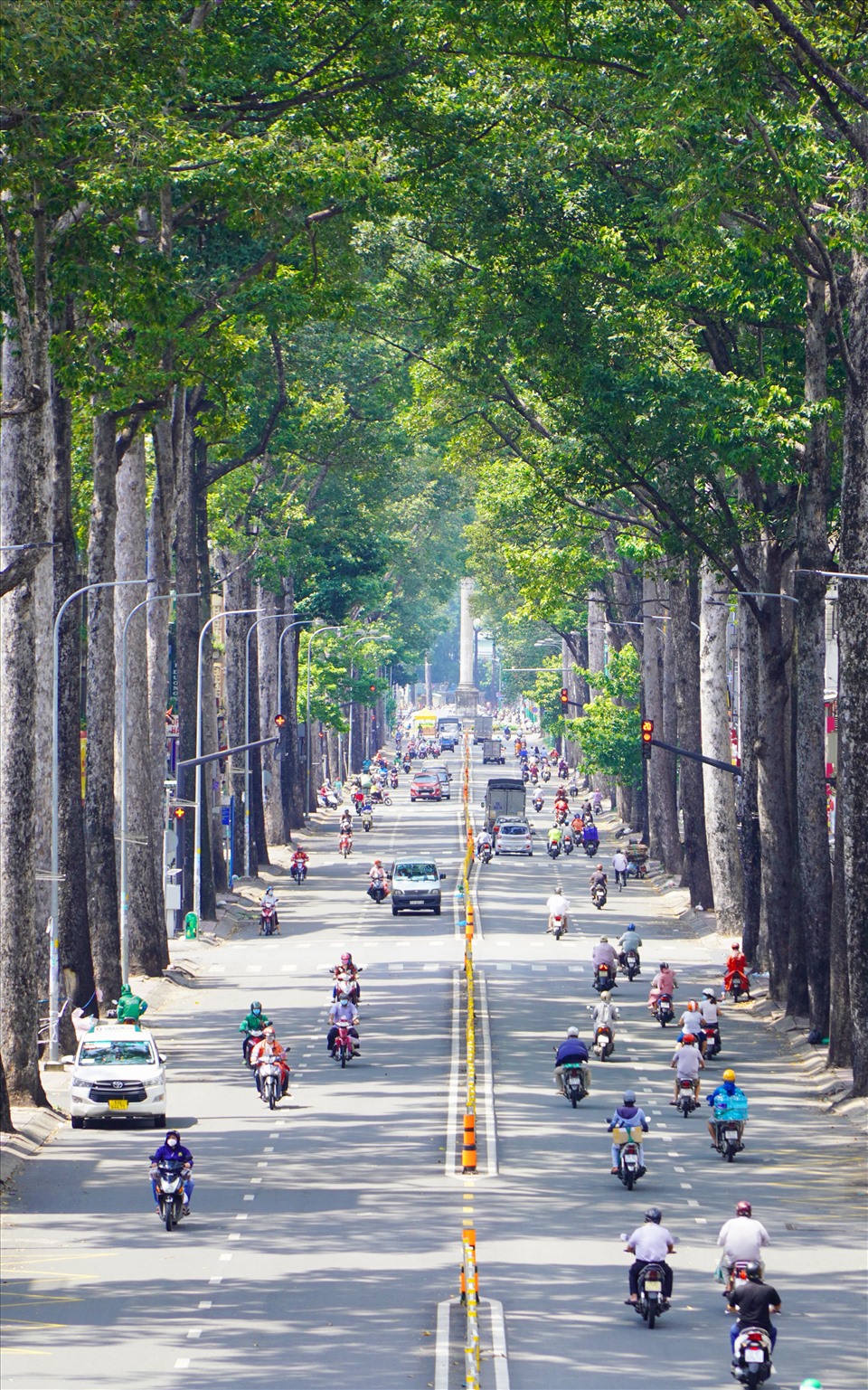 Lượng lượng chức năng tại chốt kiểm soát trên đường Hoàng Minh Giám (quận Phú Nhuận) kiểm soát lý do ra đường của người dân.