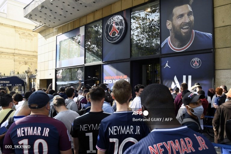 Người hâm mộ xếp hàng chờ mua áo đấu của Messi. Ảnh: AFP