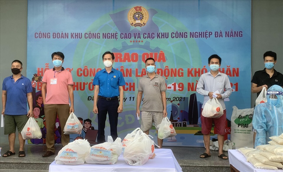 Ông Nguyễn Duy Minh (ánh xanh, giữa), Chủ tịch Liên đoàn Lao động thành phố Đà Nẵng có mặt để trao quà, động viên người lao động.