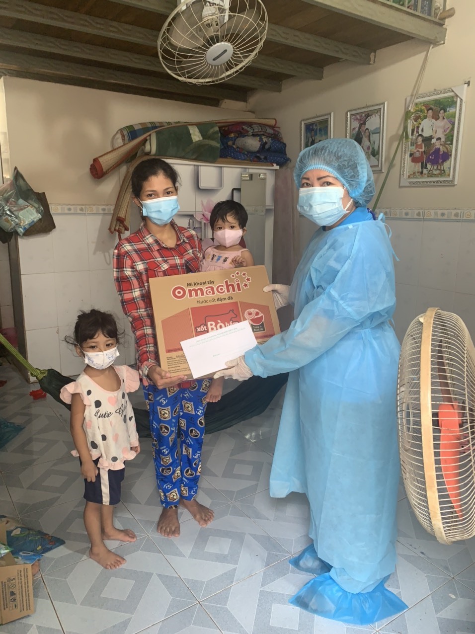 Chị Danh Thị Ngoan (quê tỉnh Kiên Giang), công nhân Công ty TNHH Hố Nai được hỗ trợ quà, đã có tiền mua sữa cho con. Ảnh: Hà Anh Chiến