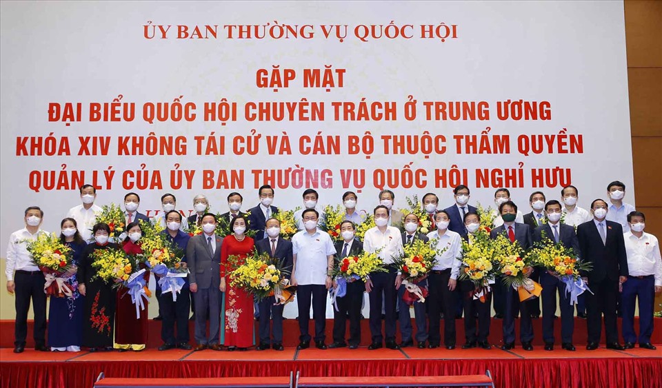 Chủ tịch Quốc hội Vương Đình Huệ trao Nghị quyết và quà tặng đối với các đại biểu Quốc hội chuyên trách không tái cử. Ảnh: DT