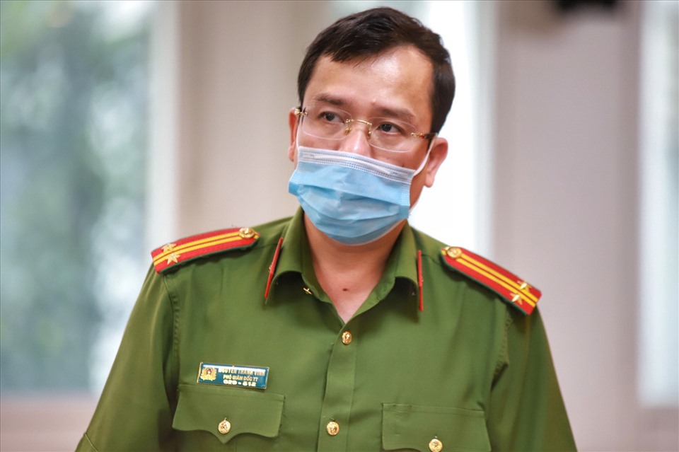 Trung tá Nguyễn Thành Vĩnh thông tin việc phần mềm có nhiều tiện lợi, nhanh chóng, chính xác... Ảnh: H.Lam