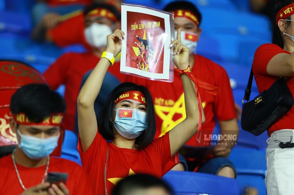 Khán giả là nguồn cổ vũ, động viên lớn cho đội tuyển Việt Nam. Ảnh: Trung Thu