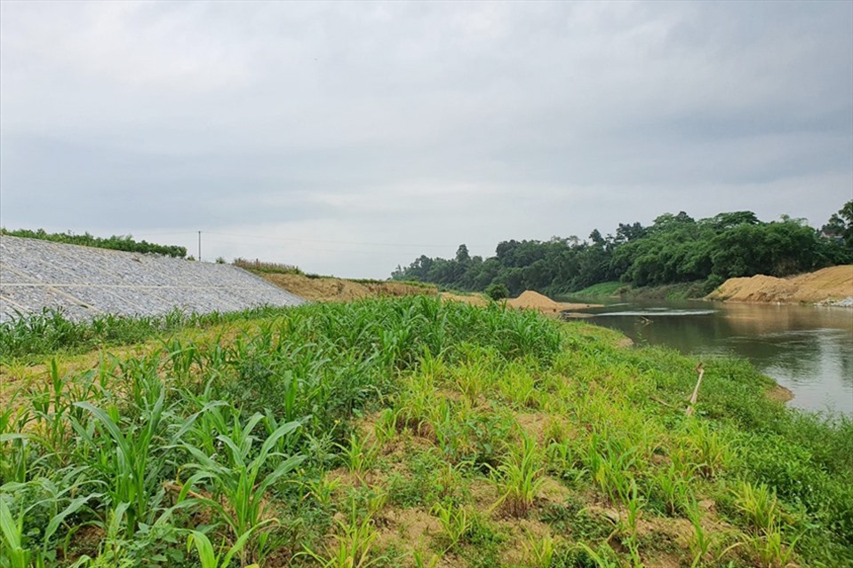Dự án kè sông Ngàn Sâu qua xã Gia Phố tổng kinh phí 48 tỉ đồng với chiều dài hơn 1,5km, phê duyệt từ năm 2015 nhưng đến nay thi công còn dang dở do nhiều hộ dân phản đối kè vào bãi bồi lãng phí và bồi thường không thỏa đáng. Ảnh: Quang Đại.