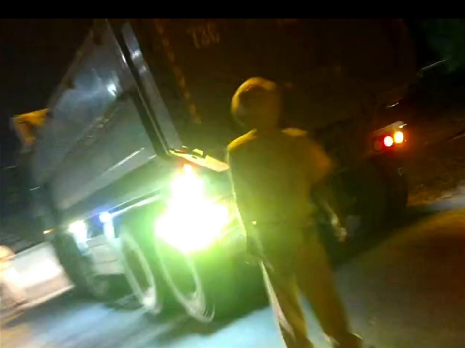 Lực lượng CSGT - Công an tỉnh Quảng Bình dừng xe kiểm tra, xử lý sai phạm khi xe đang vận chuyển vật liệu vào tuyến đường trái phép. Ảnh: Lê Phi Long