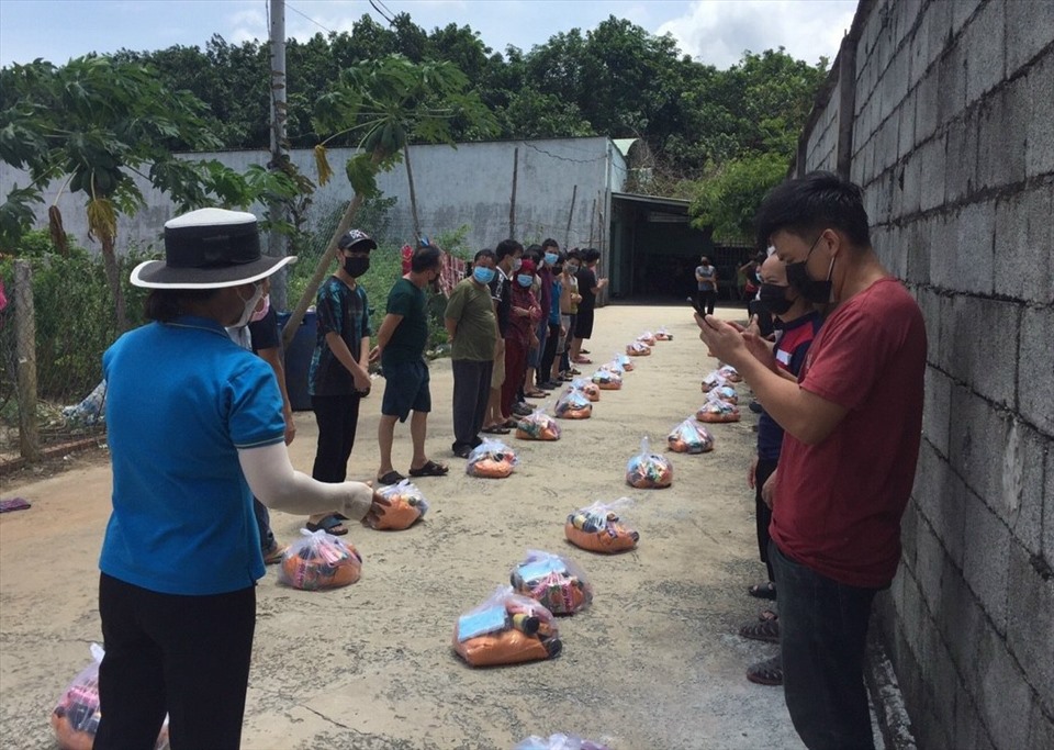 LĐLĐ tỉnh Bình Dương hỗ trợ gạo ăn cho người lao động bị ảnh hưởng dịch bệnh.