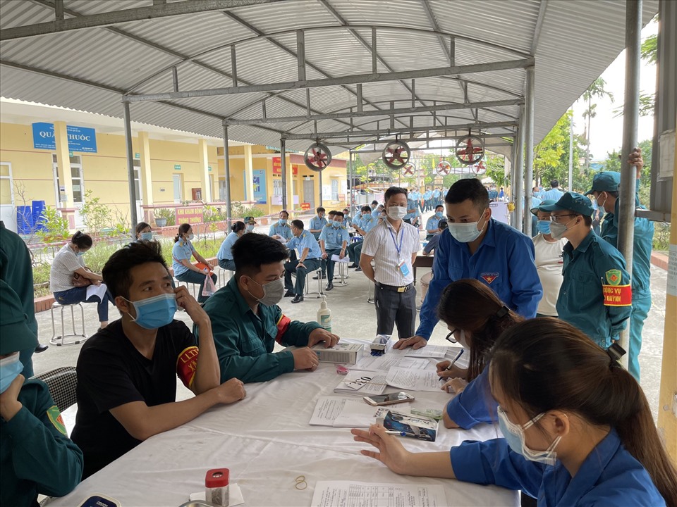 Đoàn thanh niên tình nguyện xã Vĩnh Quỳnh tham gia hỗ trợ trong ngày tiêm vắc xin tại địa phương.