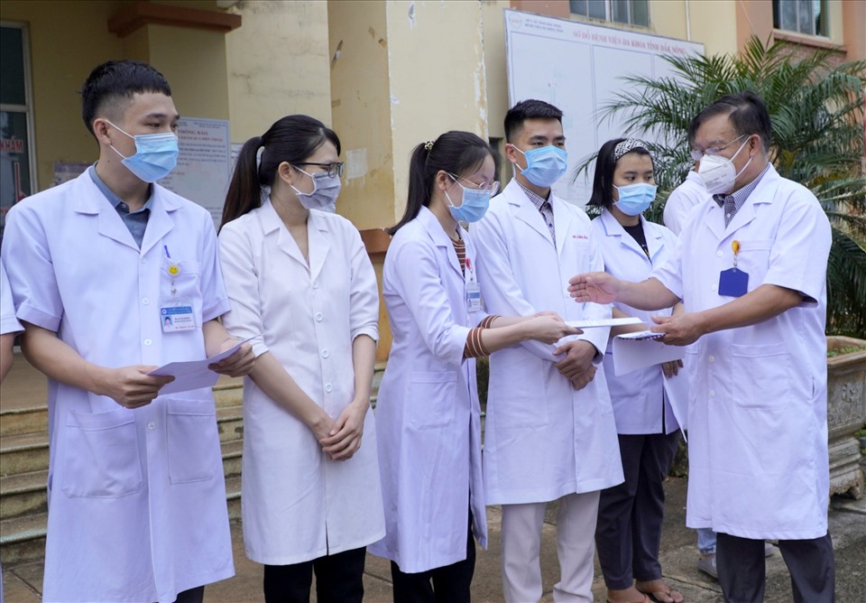 Các y, bác sĩ Đắk Nông lên đường vào thành phố Hồ Chí Minh chống dịch. Ảnh: Bảo Lâm
