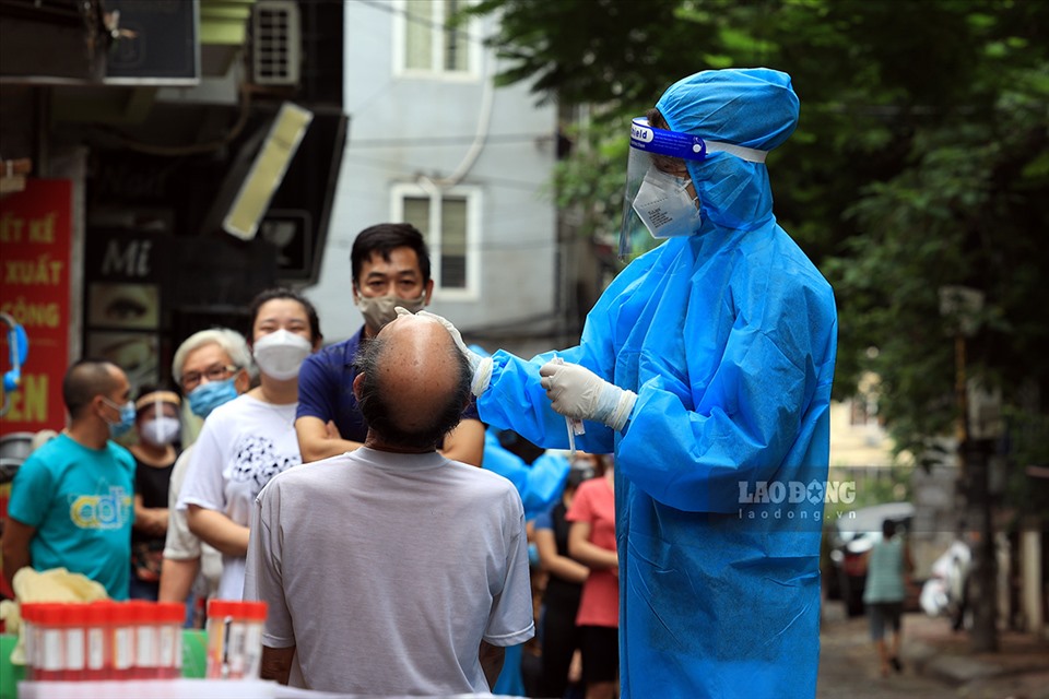 Trao đổi với phóng viên báo Lao Động, ông Nguyễn Chí Thành - Trưởng khoa Kiểm soát bệnh tật và HIV AIDS Trung tâm Y tế quận Đống Đa cho biết, việc lấy mẫu theo kế hoạch ban đầu sẽ thực hiện lấy mẫu điểm khoảng 10.000 cư dân.