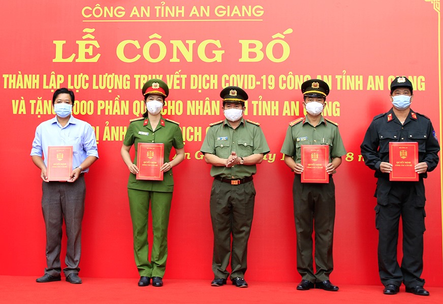 Đại tá Đinh Văn Nơi - Giám đốc Công an tỉnh An Giang trao quyết định thành lập Lực lượng truy vết. Ảnh: An Giang