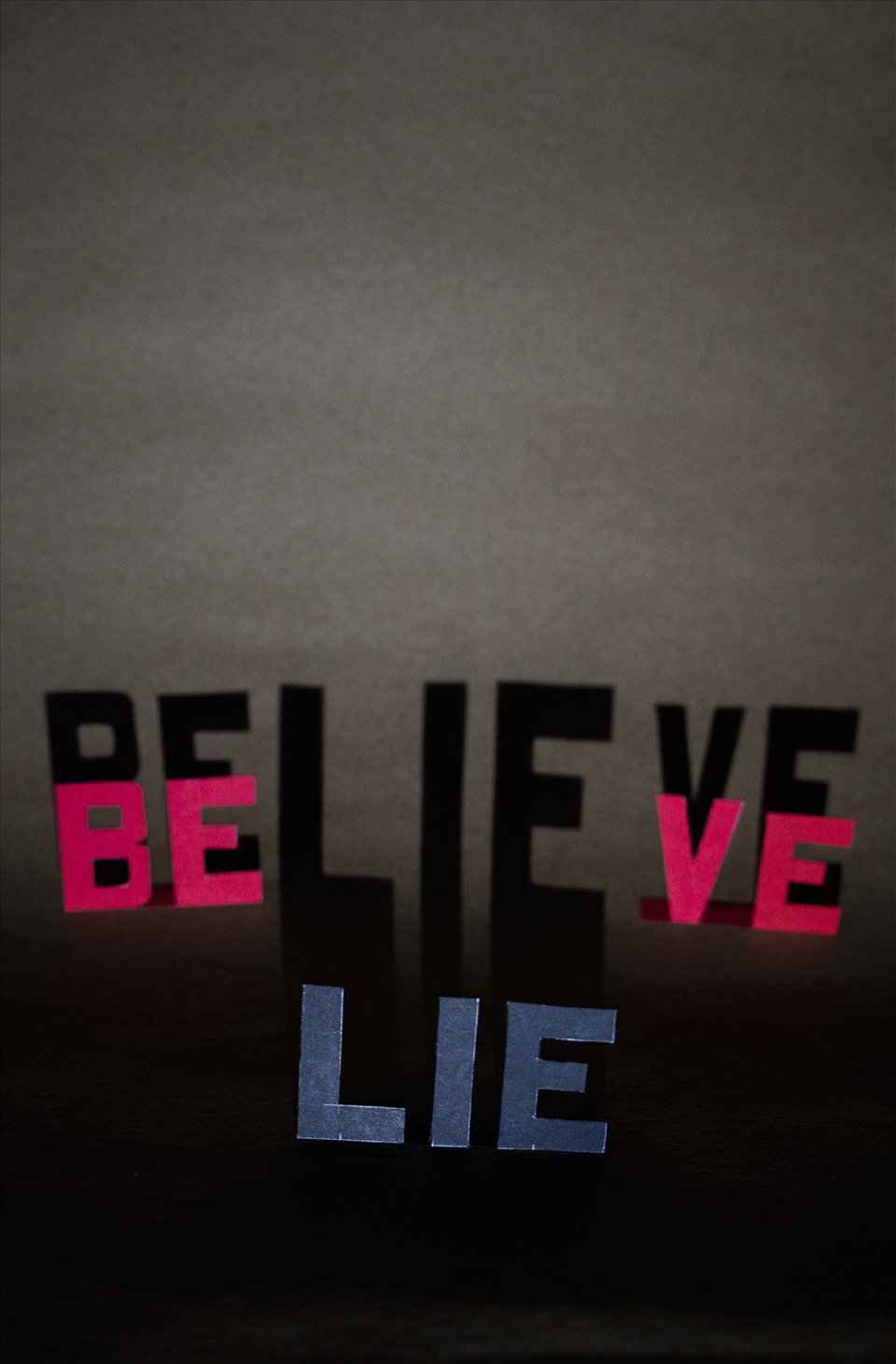 False beliefs: Từ “Believe” trong tiếng Anh có nghĩa là niềm tin, nhưng trong từ “believe” lại có “lie” nghĩa là nói dối, sự sai lầm. Vậy nên khi sống trong thế giới phẳng, trước khi đặt niềm tin vào bất cứ thông tin nào hãy kiểm chứng nó xem có thông tin giả dối nào đang khoác trên mình tấm áo sự thật để lấy được lòng tin của chúng ta không.