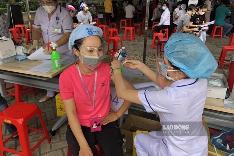Người lao động được tiêm vaccine phòng ngừa COVID-19. Ảnh Đức Long