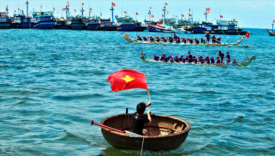 Vào ngày hội đua thuyền Tứ linh, toàn bộ tàu thuyền của ngư dân Lý Sơn đều tập kết trước bãi biển khu vực trường đua để cổ vũ cho các đội đua (ảnh chụp trước khi xảy ra dịch COVID-19). Ảnh: Công Đạt