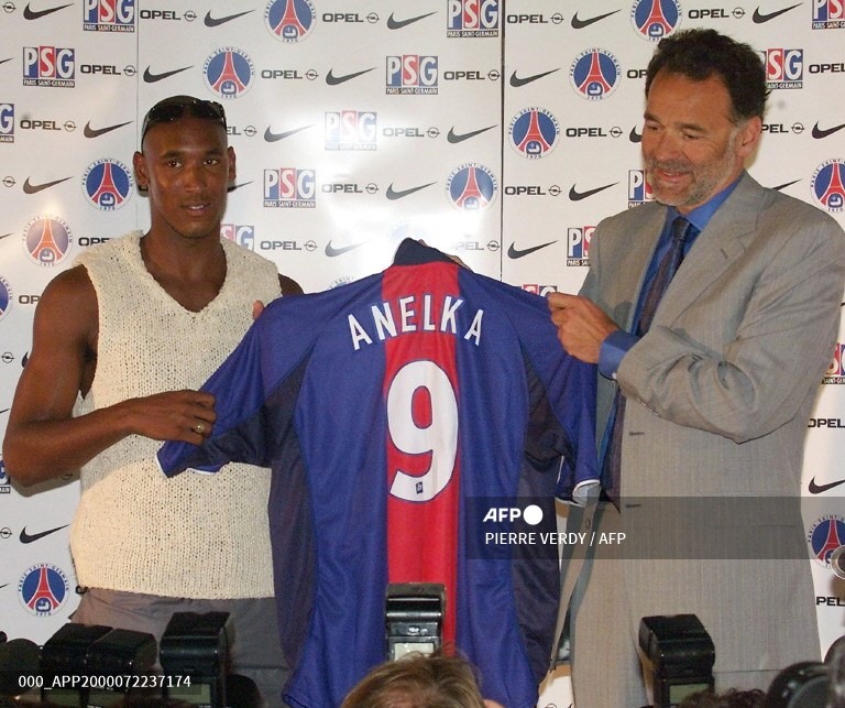 Nicolas Anelka (1994–1997 và 2000–2002) - Huyền thoại người Pháp xuất thân từ câu lạc bộ PSG. Anh gia nhập đội bóng nước Pháp từ năm 16 tuổi và được đánh giá là cây săn bàn tiềm năng. Sau khi phiêu dạt qua Arsenal và Real Madrid, Anelka trở lại PSG vào năm 2000, nhưng không thể hiện được nhiều.