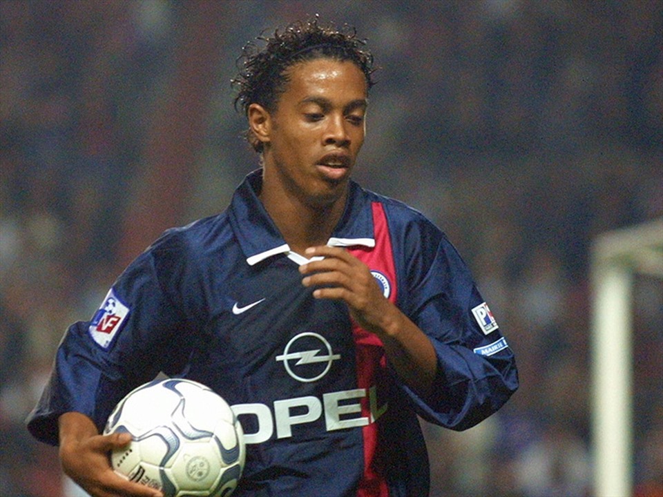 Ronaldinho (2001-2003) - Chia tay Brazil, điểm đến đầu tiên của Ronaldinho là câu lạc bộ Paris Saint-Germain. Bất chấp màn trình diễn đỉnh cao ở mùa giải 2002/2003, “ảo thuật gia” người Brazil chỉ có thể giúp đội bóng kết thúc ở vị trí thứ 11. Cuối mùa, anh gia nhập Barcelona và vươn tầm trở thành huyền thoại bóng đá.