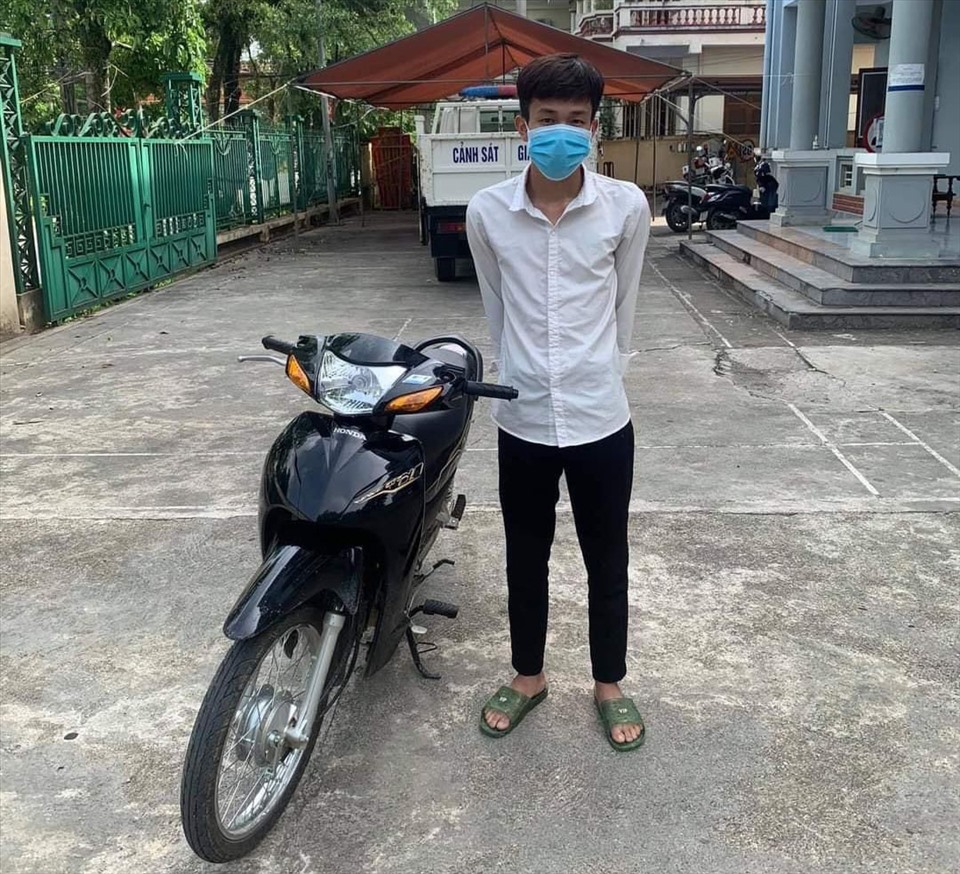 Đinh Tiến Quý D. đã bị công an huyện Hàm Yên xử phạt nghiêm khắc về hành vi “bốc đầu” xe máy của mình.