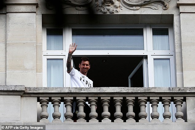 Messi đã vẫy chào Paris. Ảnh: AFP.