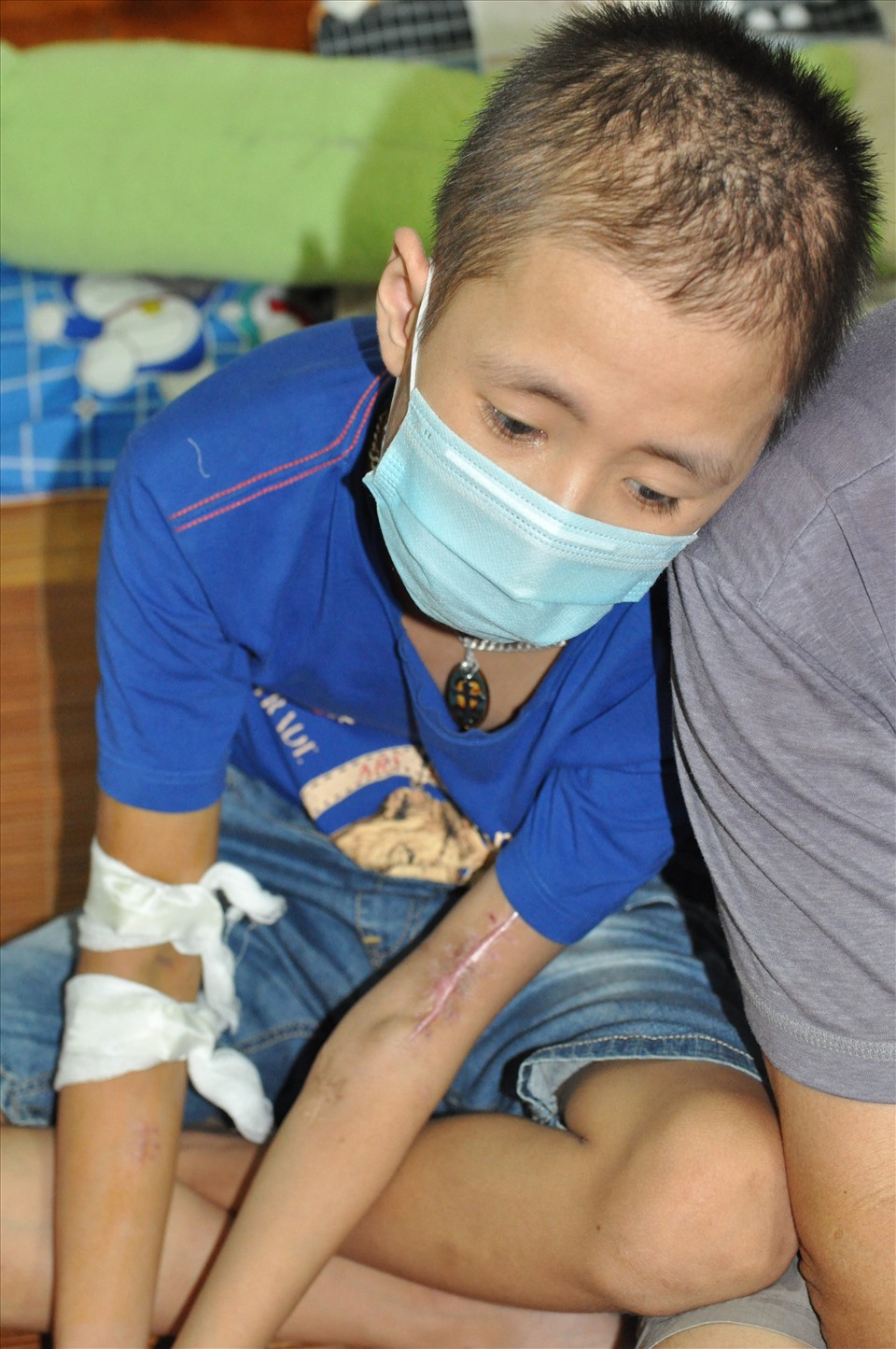 Quang Bình bị suy thận mãn nhiều năm nay khiến em phải đi bệnh viện liên miên và tính mạng phụ thuộc vào những lần chạy thận.