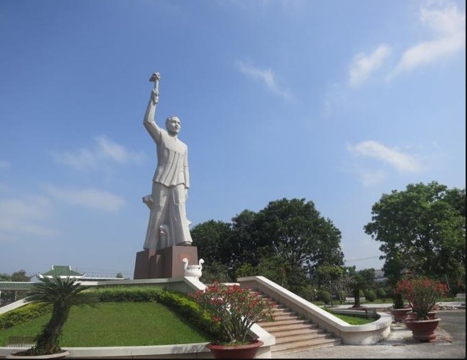 Tượng đài đồng chí Võ Văn Tần tại quê hương Long An