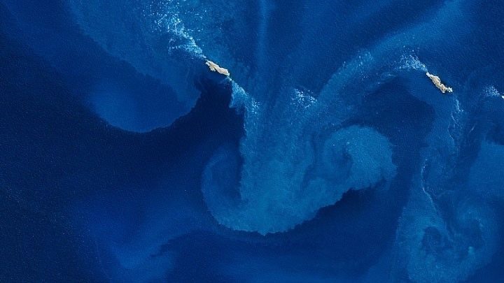 Ảnh chụp Trái đất với màu sắc tự nhiên tuyệt đẹp này được vệ tinh Landsat 8 chụp tháng 10.2020. Trong ảnh là loài tảo nở hoa xung quanh quần đảo Jason, quần đảo ở nam Đại Tây Dương. Những xoáy màu xanh sữa là do tảo quang hợp phát triển nhanh chóng, theo Đài quan sát Trái đất. Ảnh: NASA
