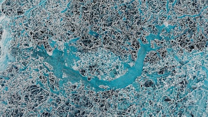 Eo biển Sannikov ở phía bắc của lục địa Nga. Ảnh được Landsat 8 chụp năm 2016. Bức ảnh này cho thấy tảng băng vỡ ra trong mùa hè và tạo ra một bức tranh toàn cảnh những mảnh ghép băn giá đẹp như tranh vẽ. Ảnh: NASA