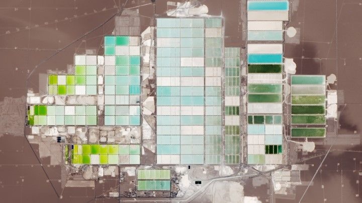 Đài quan sát Trái đất cho hay, mảng hình khối đầy màu sắc này là vùng muối  Salar de Atacama ở Chile được vệ tinh chụp năm 2018. Màu sắc khác nhau trong ảnh chụp từ vệ tinh là kết quả của các giai đoạn khác nhau của quá trình bay hơi lithium. Ảnh: NASA
