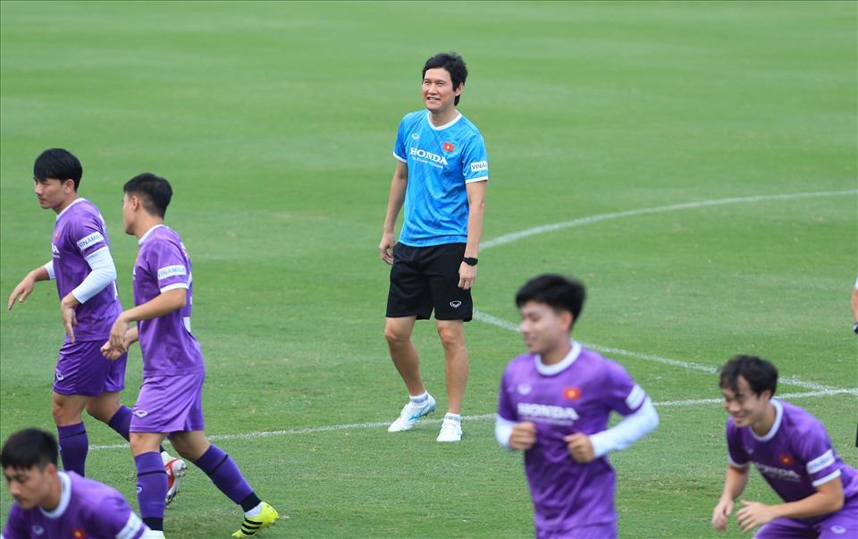 Trợ lý Park Choong-kyun cũng có màn ra mắt đội tuyển Việt Nam. Thuyền trưởng câu lạc bộ Hà Nội tỏ ra hào hứng trong lần đầu tiên song hành cùng huấn luyện viên Park Hang-seo. Ảnh: VFF