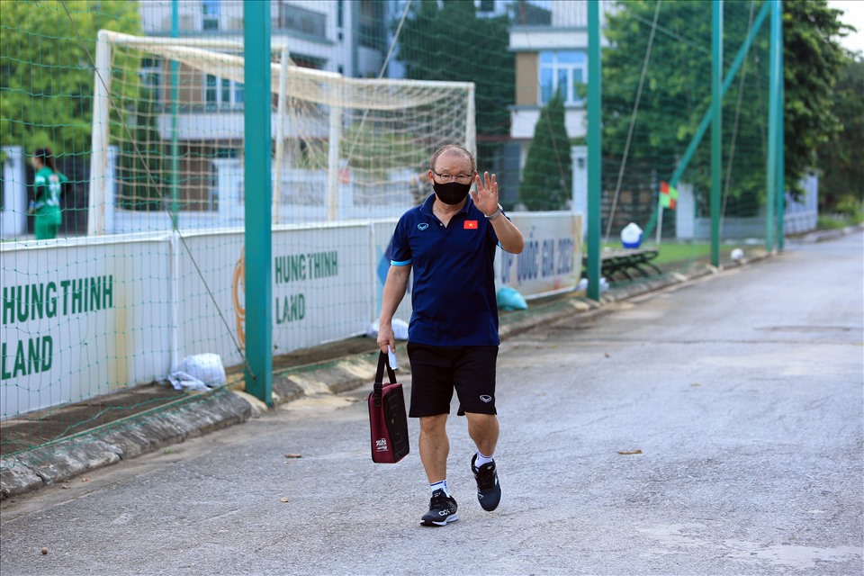 Sau khi kết thúc quá trình cách ly y tế tập trung, huấn luyện viên Park Hang-seo đã trở lại dẫn dắt đội tuyển Việt Nam trong buổi tập chiều ngày 12.8. Ảnh: VFF