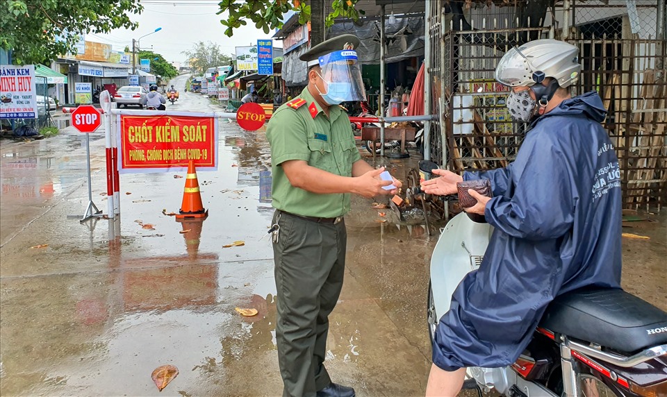 Kiểm soát giấy đi đường vào vùng nuôi trồng thủy sản lớn nhất tỉnh Bạc Liêu thuộc huyện Hòa Vình và huyện Đông Hải tỉnh Bạc Liêu.