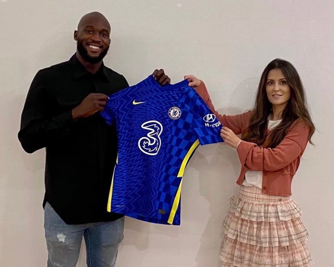 Giám đốc Chelsea Marina Granovskaia trao áo đấu Chelsea cho Lukaku. Ảnh: ChelseaFC.com