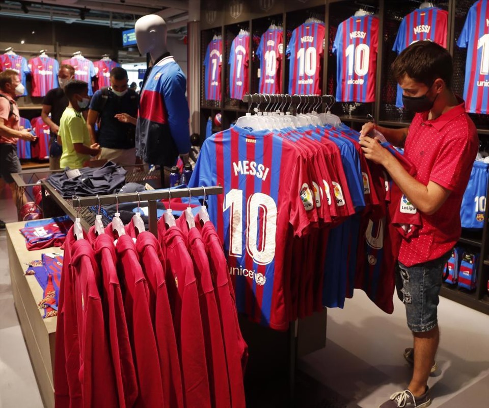 Việc Messi sẽ rời Barca được thông báo quá đột ngột khiến các gian hàng lưu niệm không kịp tiêu thụ hết áo đấu của siêu sao này. Ảnh: AFP
