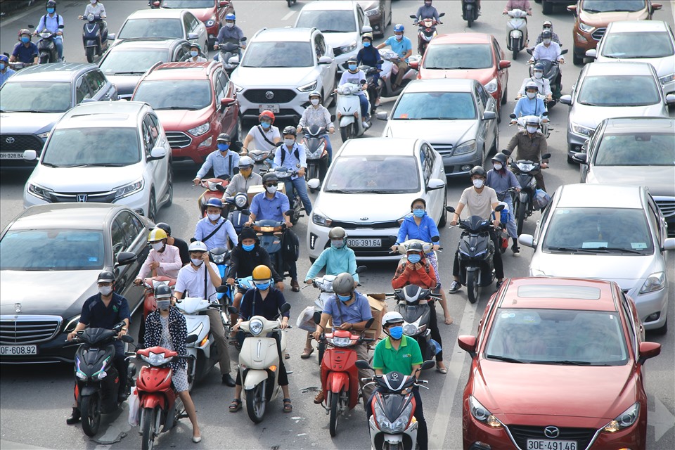 “Điểm đen giao thông” - nút giao Ngã Tư Sở - Trường Chinh - Láng đông đúc lúc 8h sáng.